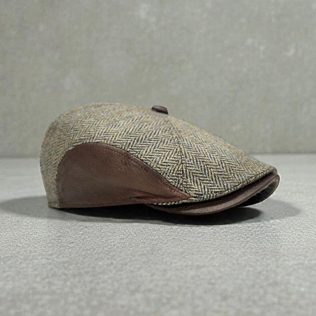Modello Manchester in tessuto lana shetland spinato in beige mélange abbinata alla vera pelle marrone, un modello dai tagli unici nel suo genere