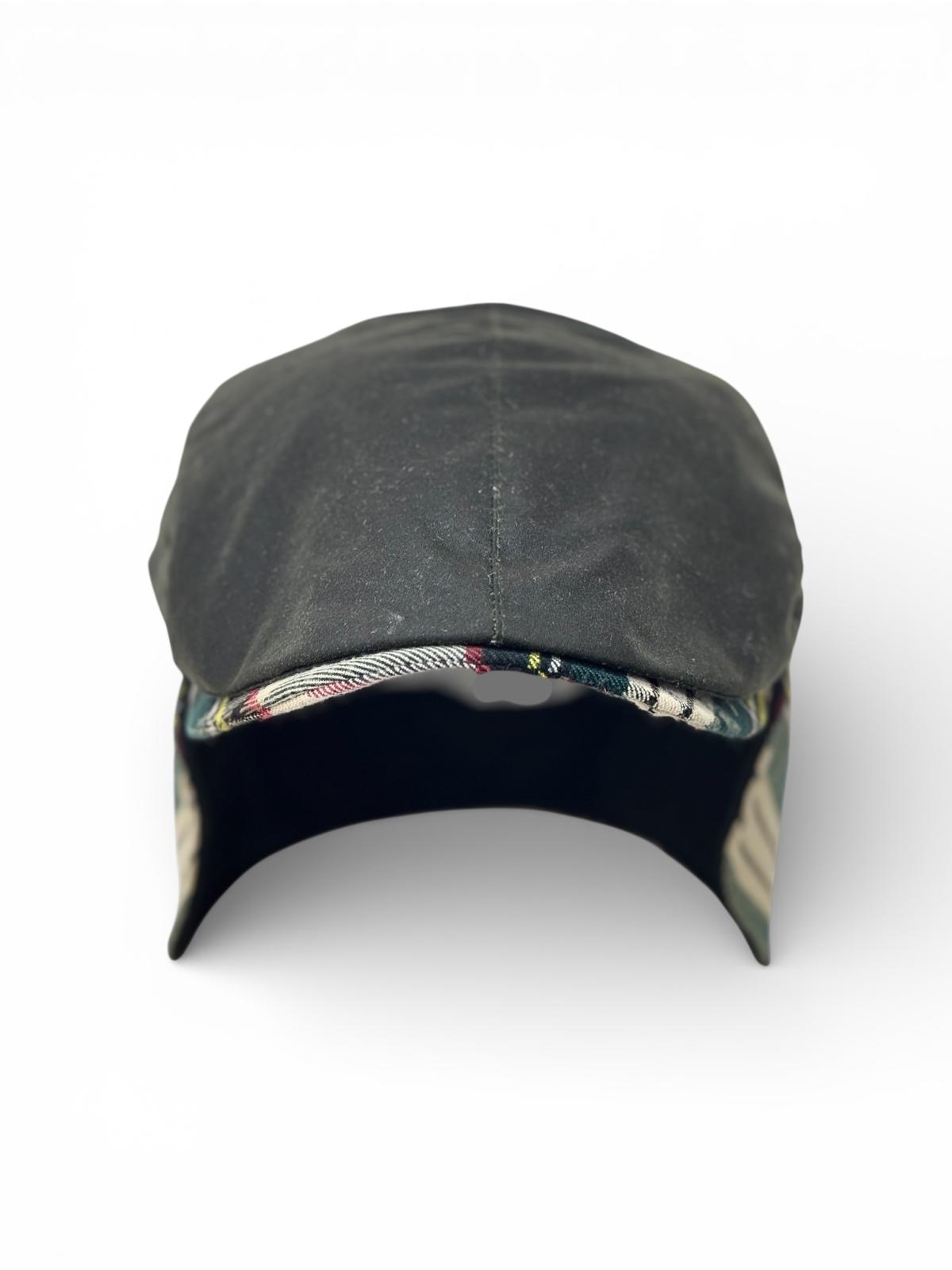Modello Liverpool con coprinuca in tessuto impermeabile originale Barbour inglese di colore verde. Con visiera e copriorecchie in tessuto lana. Interno del copri orecchie in calda microfibra nera