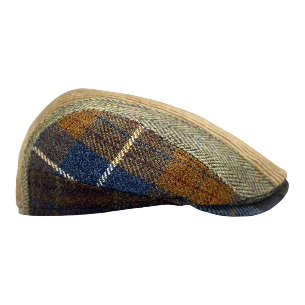 Modello Roger con tessuti in lana shetland di disegno vario per un patchwork inconfondibile abbinato ad un velluto beige mélange