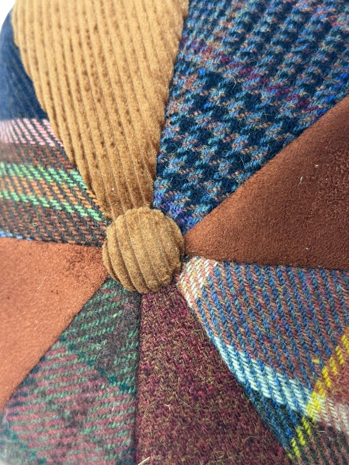 Modello Dublin con regolatore posteriore in tessuto lana shetland patchwork monocolore abbinato al velluto e al camoscio