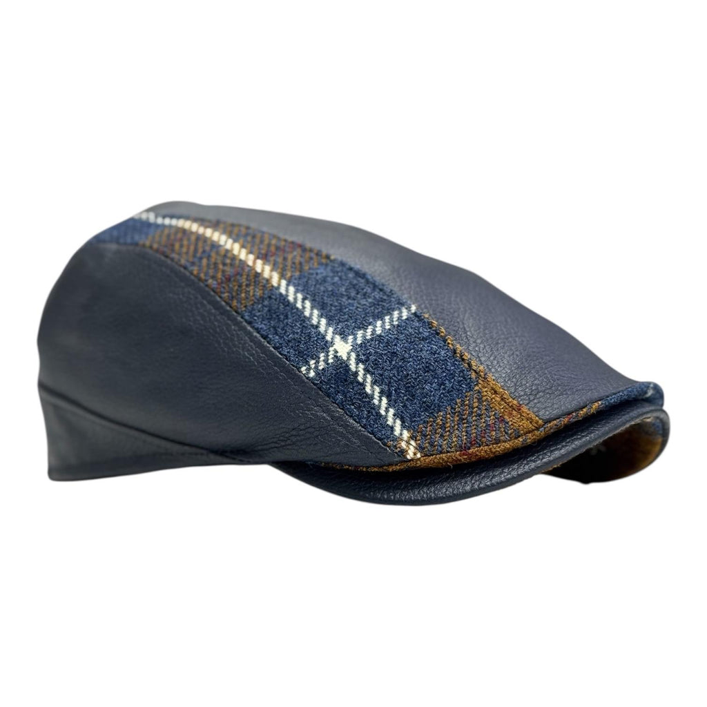 Modello Roger in pelle morbidissima di colore blu con inserti in tessuto in lana shetland a quadri