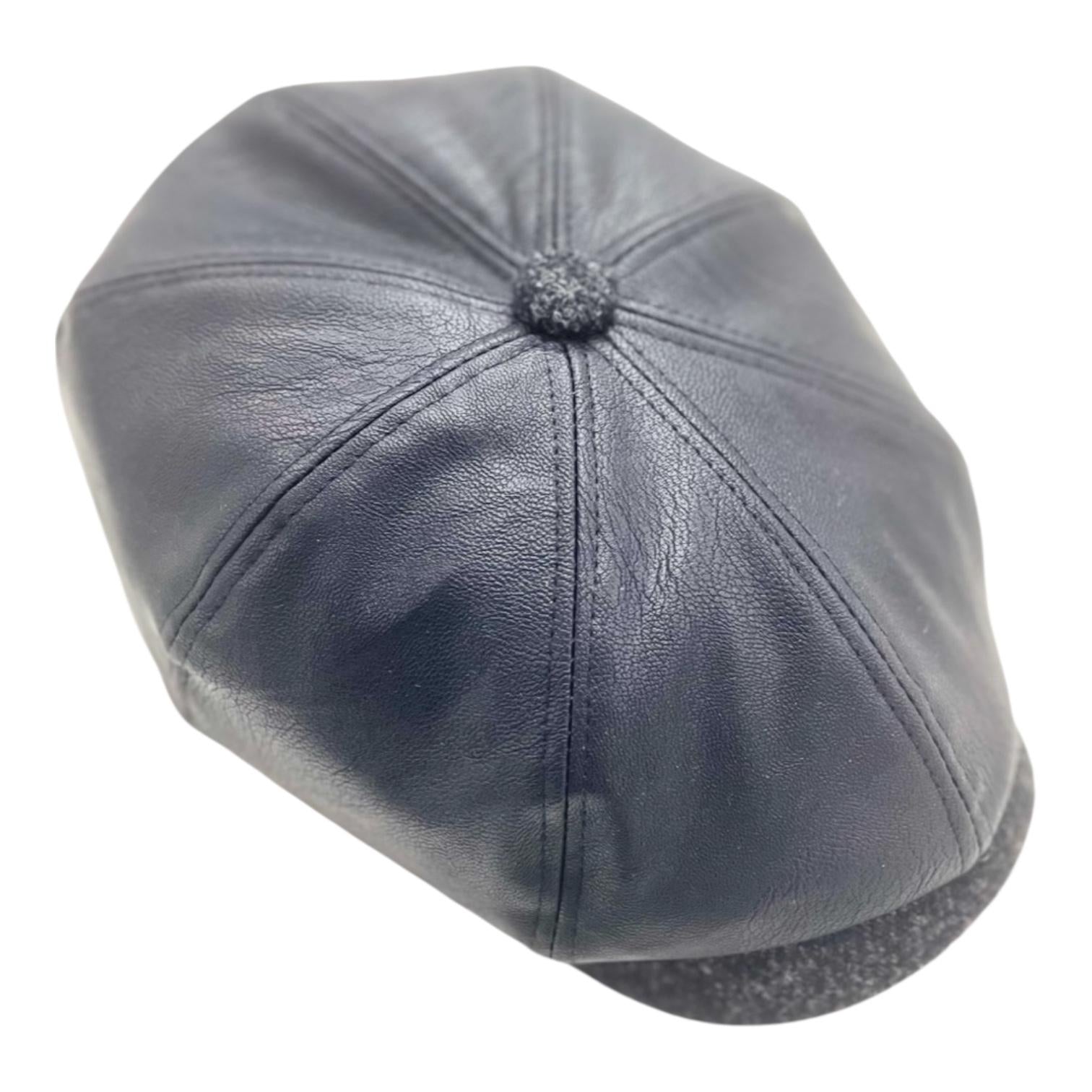 Modello Dublino in vera pelle nappa waterproof nera e fascetta e visiera in lana shetland grigio