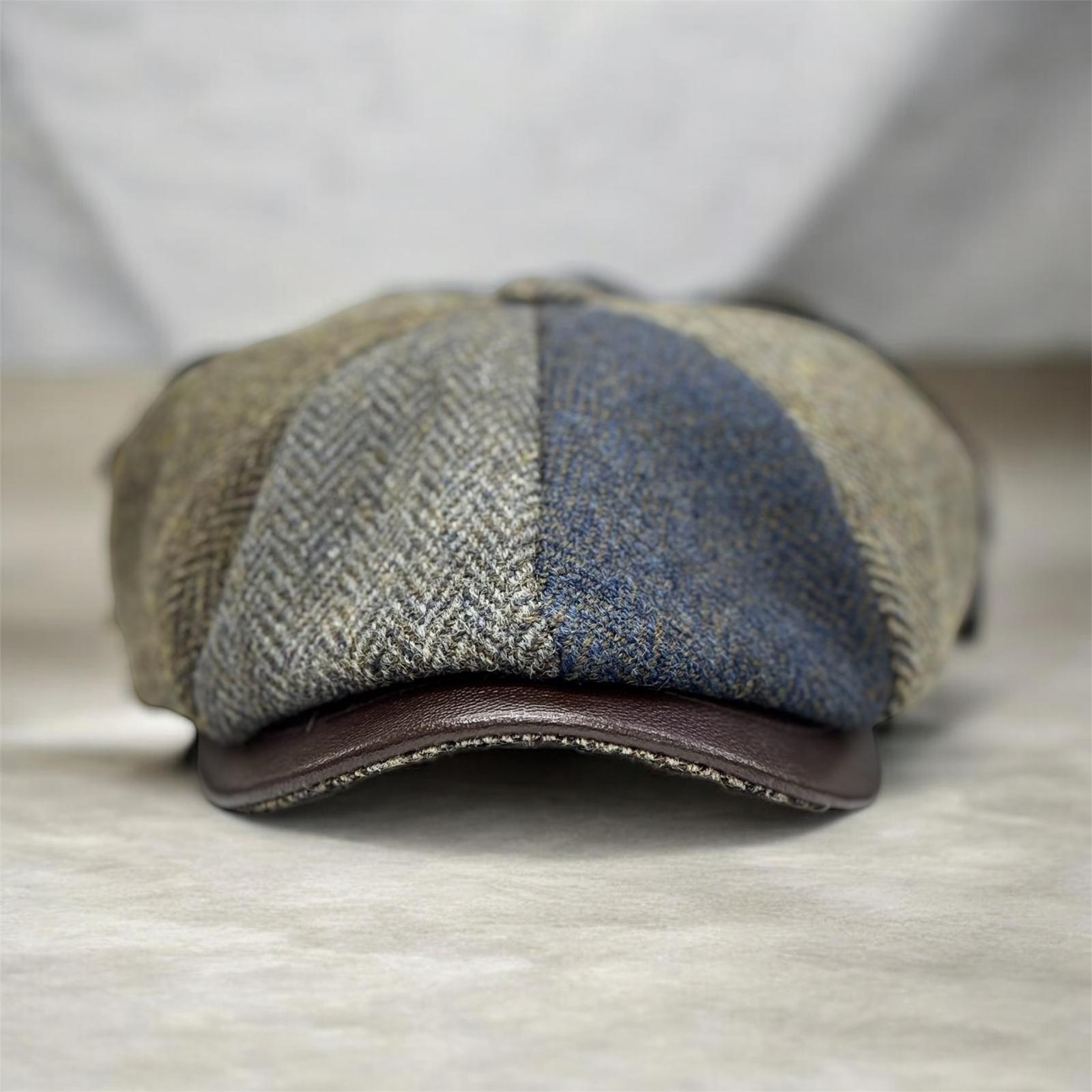 Modello Dublino otto pezzi in tessuti shetland spinati in quattro colori ben abbinati con fascetta e visiera in vera pelle marrone