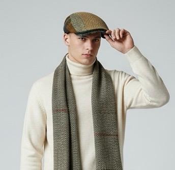 Modello Roger con tessuti in lana shetland di disegno vario per un patchwork inconfondibile abbinato ad un velluto beige mélange