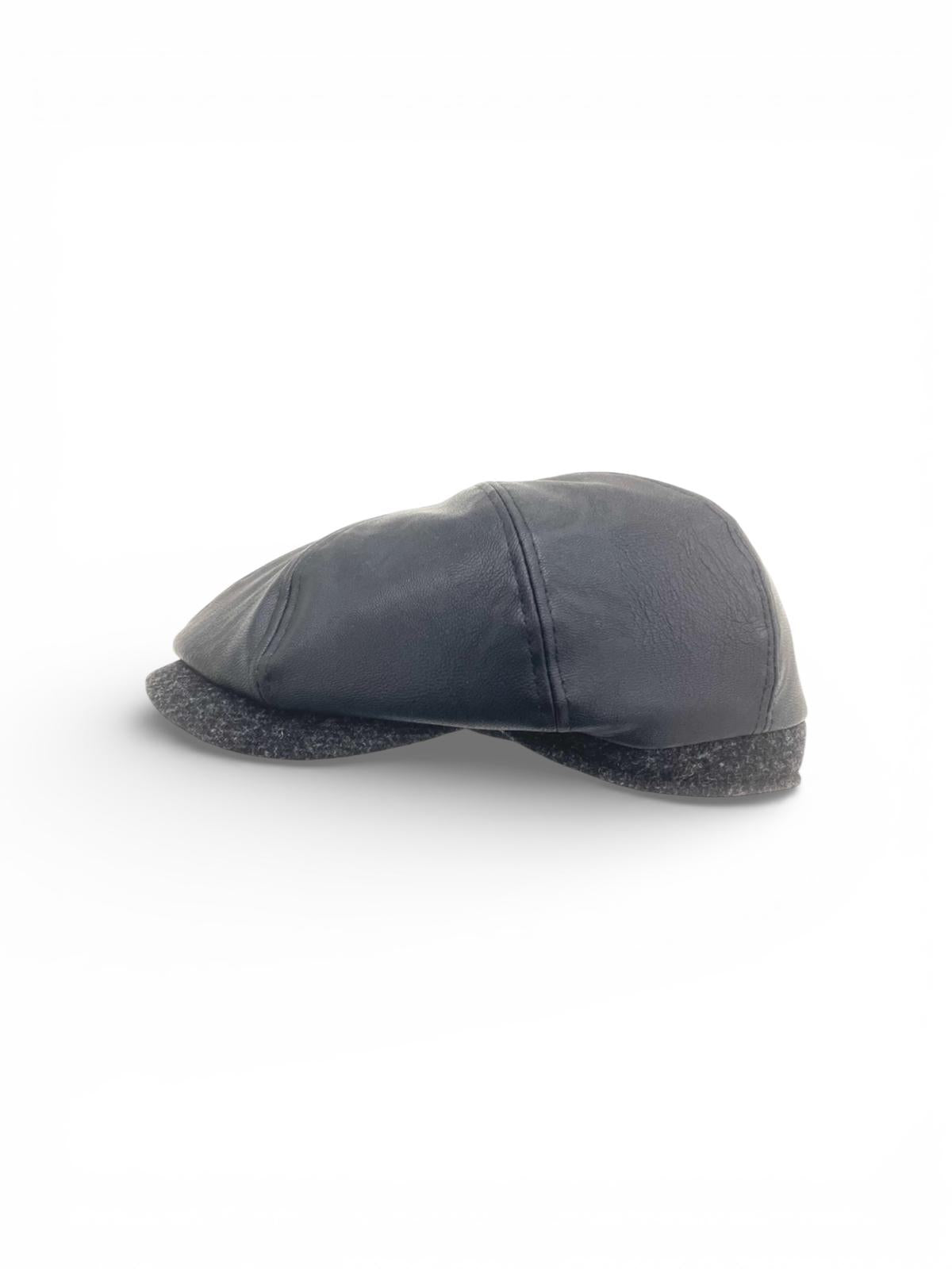 Modello Dublino in vera pelle nappa waterproof nera e fascetta e visiera in lana shetland grigio
