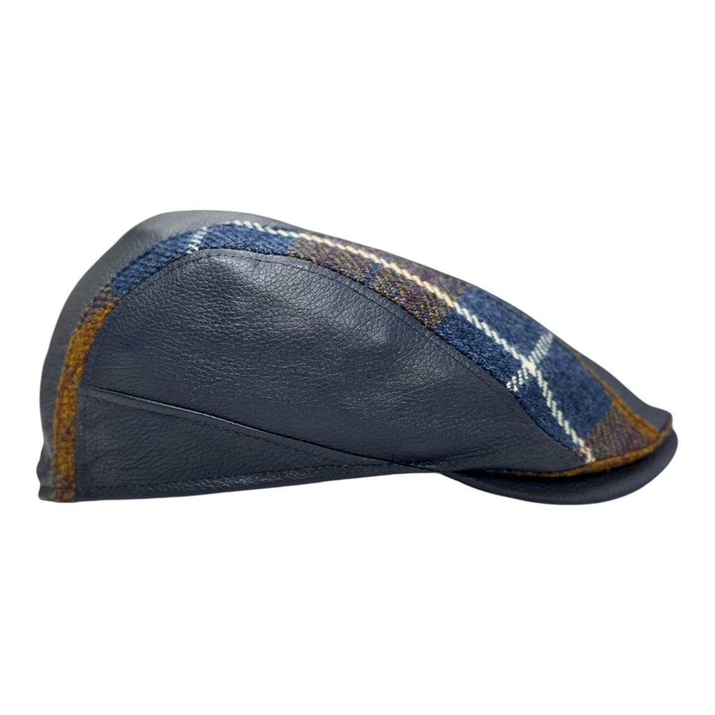 Modello Roger in pelle morbidissima di colore blu con inserti in tessuto in lana shetland a quadri