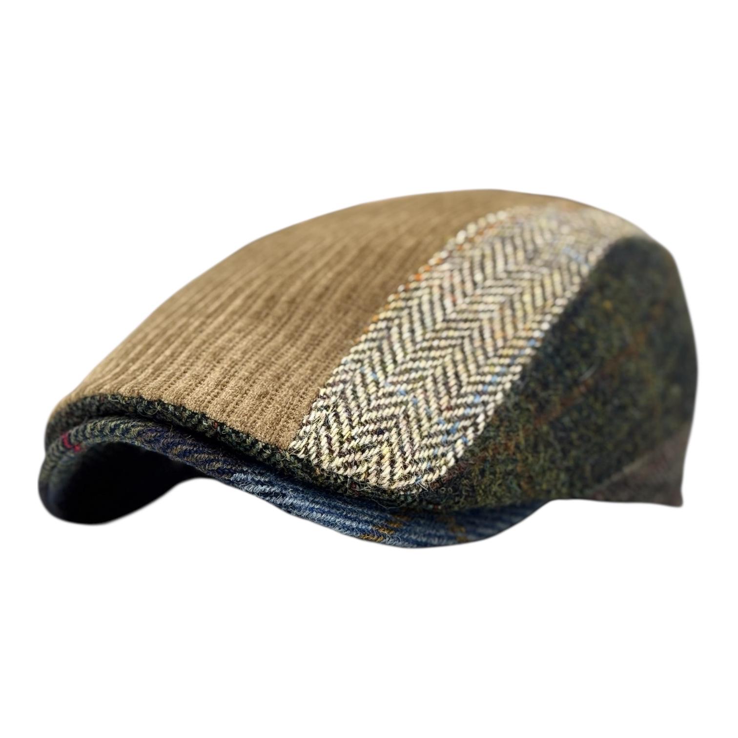 Modello Roger con tessuti in lana shetland di disegno vario per un patchwork inconfondibile abbinato ad un velluto beige mélange