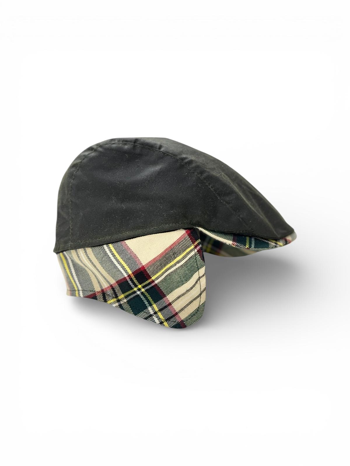 Modello Liverpool con coprinuca in tessuto impermeabile originale Barbour inglese di colore verde. Con visiera e copriorecchie in tessuto lana. Interno del copri orecchie in calda microfibra nera