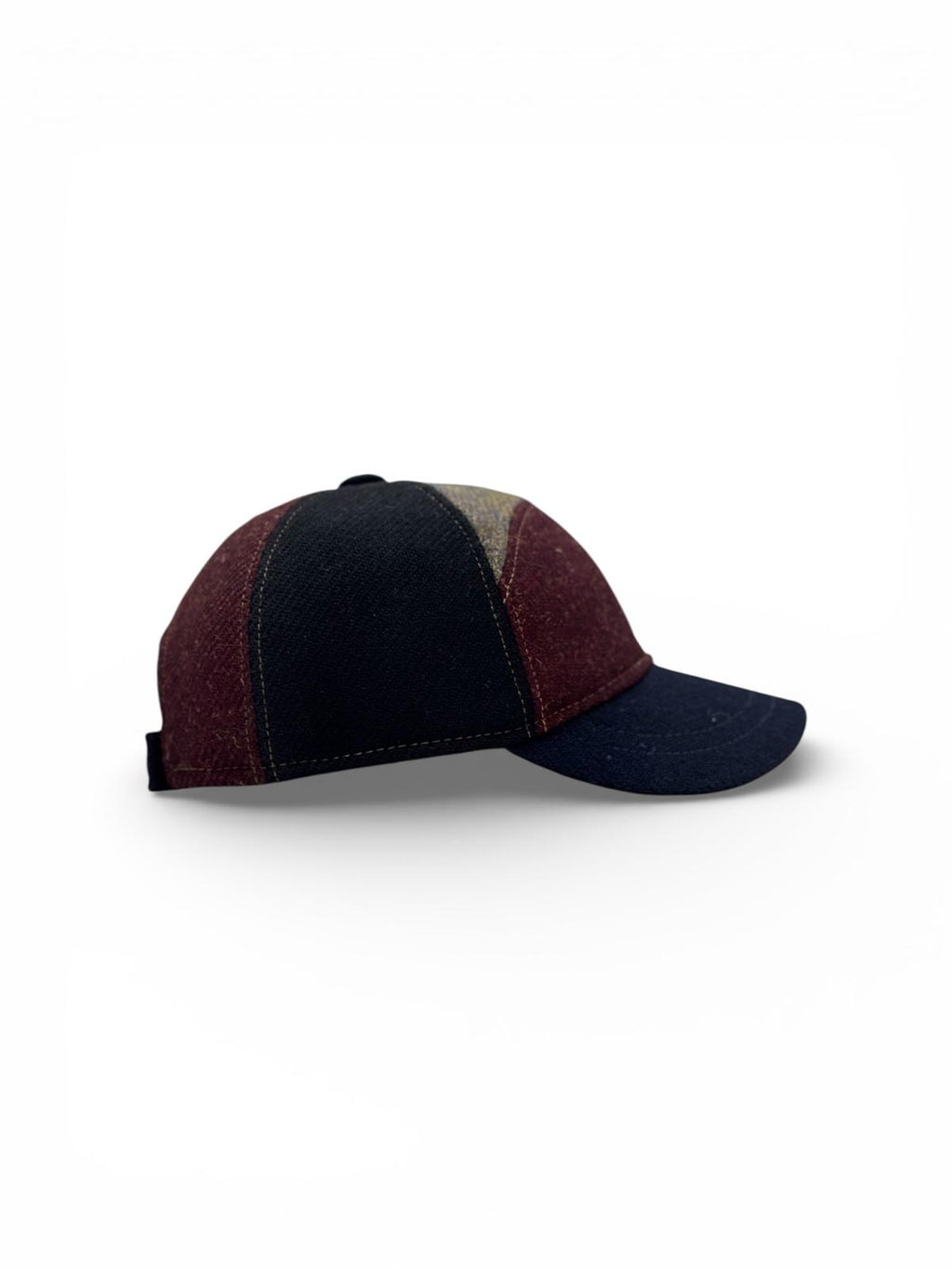 Modello baseball mezza luna con diversi colori di tessuto shetland rigato con comodo regolatore posteriore per una vestibilita’ più confortevole