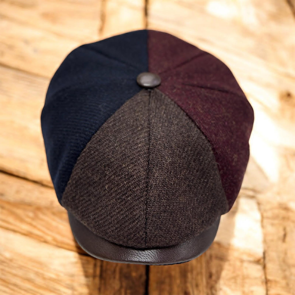 Modello Dublino in tessuto shetland rigato patchwork di tre colori abbinati a fascetta e visiera in vera pelle marrone