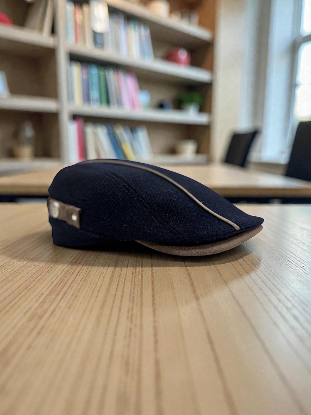 Modello Roger in shetland blu e inserti in alcantara. Stile e raffinatezza