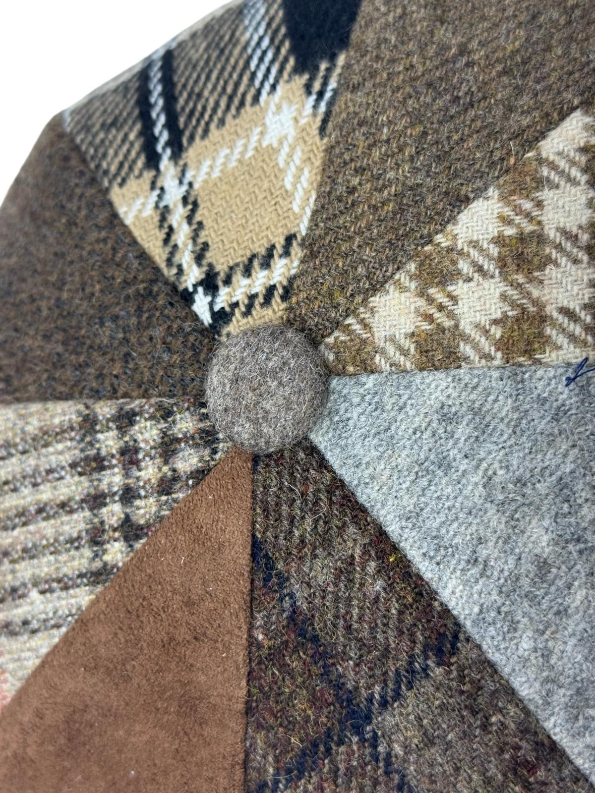 Modello Cork patchwork in tessuti lana shetland con tonalità autunnali sul colore beige ben assortiti e con il particolare regolatore posteriore per una calzata equilibrata