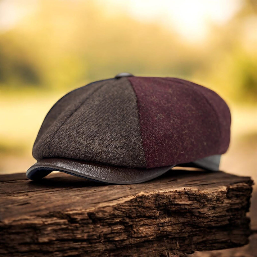 Modello Dublino in tessuto shetland rigato patchwork di tre colori abbinati a fascetta e visiera in vera pelle marrone