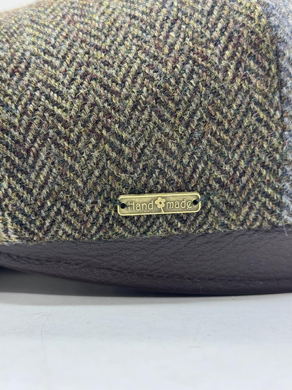 Modello Dublino otto pezzi in tessuti shetland spinati in quattro colori ben abbinati con fascetta e visiera in vera pelle marrone