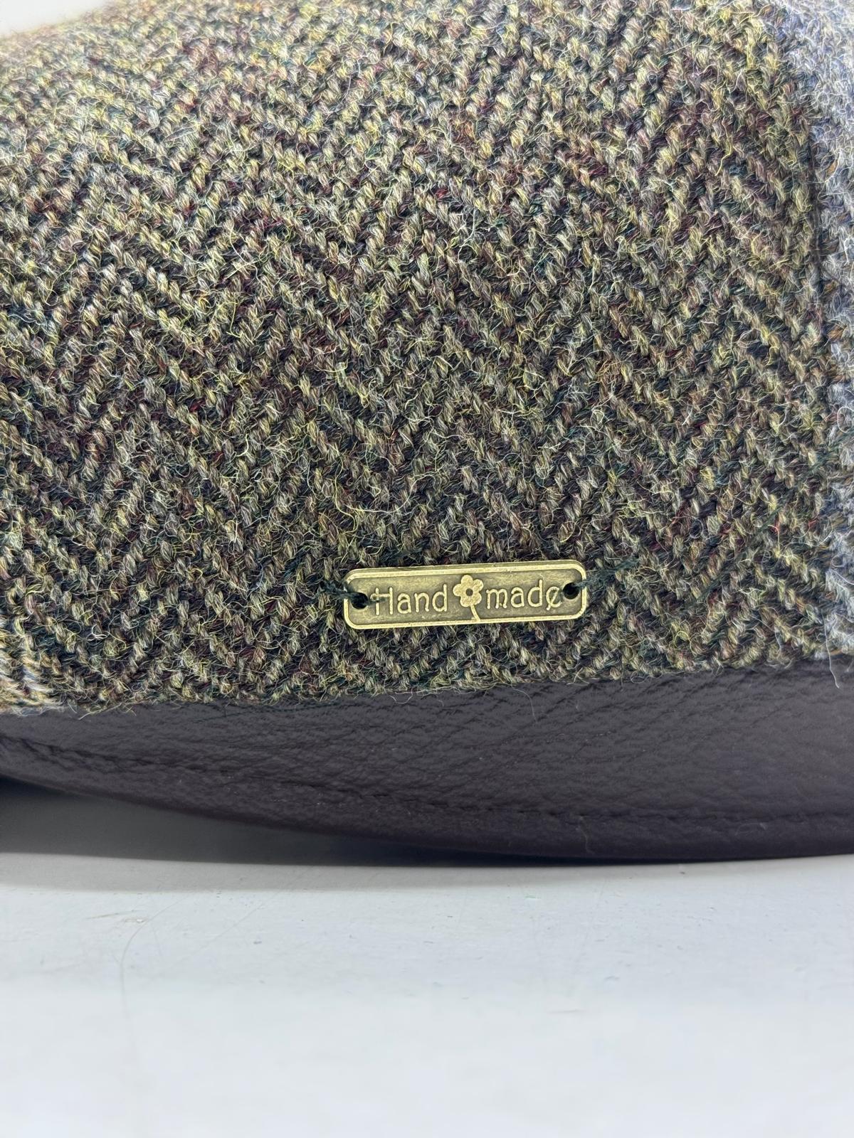 Modello Dublino otto pezzi in tessuti shetland spinati in quattro colori ben abbinati con fascetta e visiera in vera pelle marrone