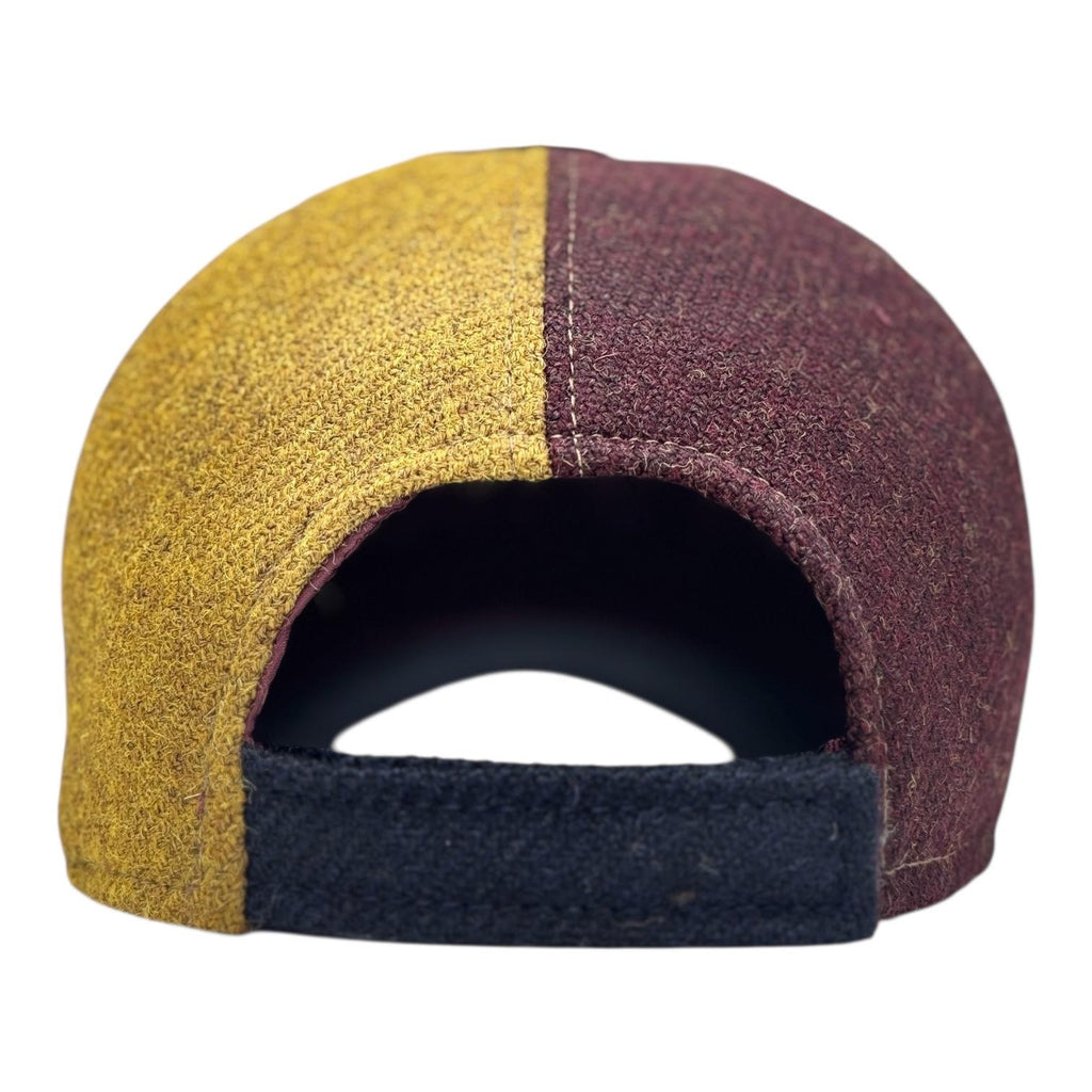 Modello baseball mezza luna con diversi colori di tessuto shetland rigato con comodo regolatore posteriore per una vestibilita’ più confortevole