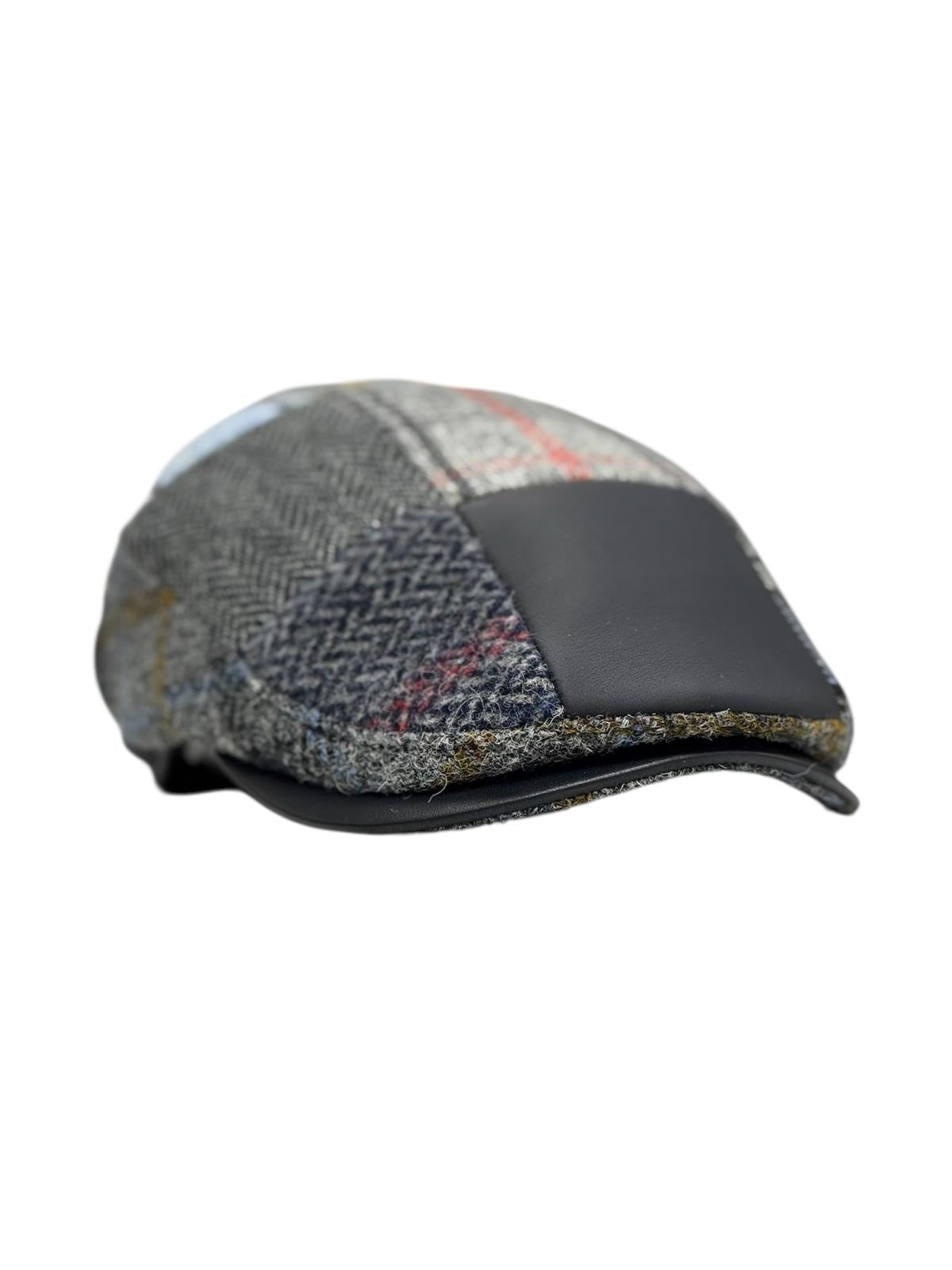 Modello London Conte in tessuto shetland patchwork con fascetta e visiera in vera pelle nappa