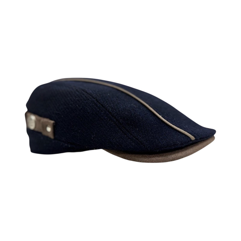 Modello Roger in shetland blu e inserti in alcantara. Stile e raffinatezza