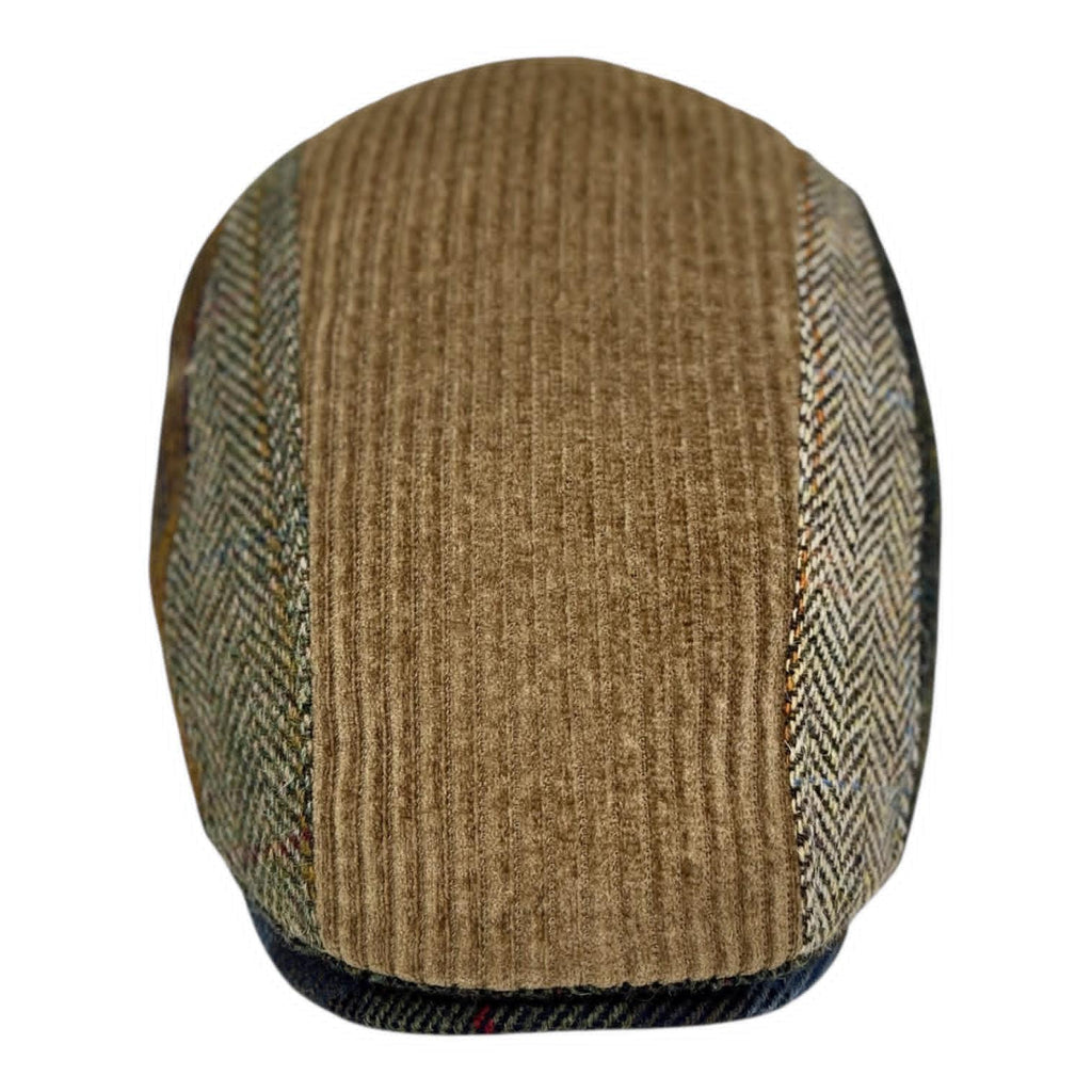 Modello Roger con tessuti in lana shetland di disegno vario per un patchwork inconfondibile abbinato ad un velluto beige mélange