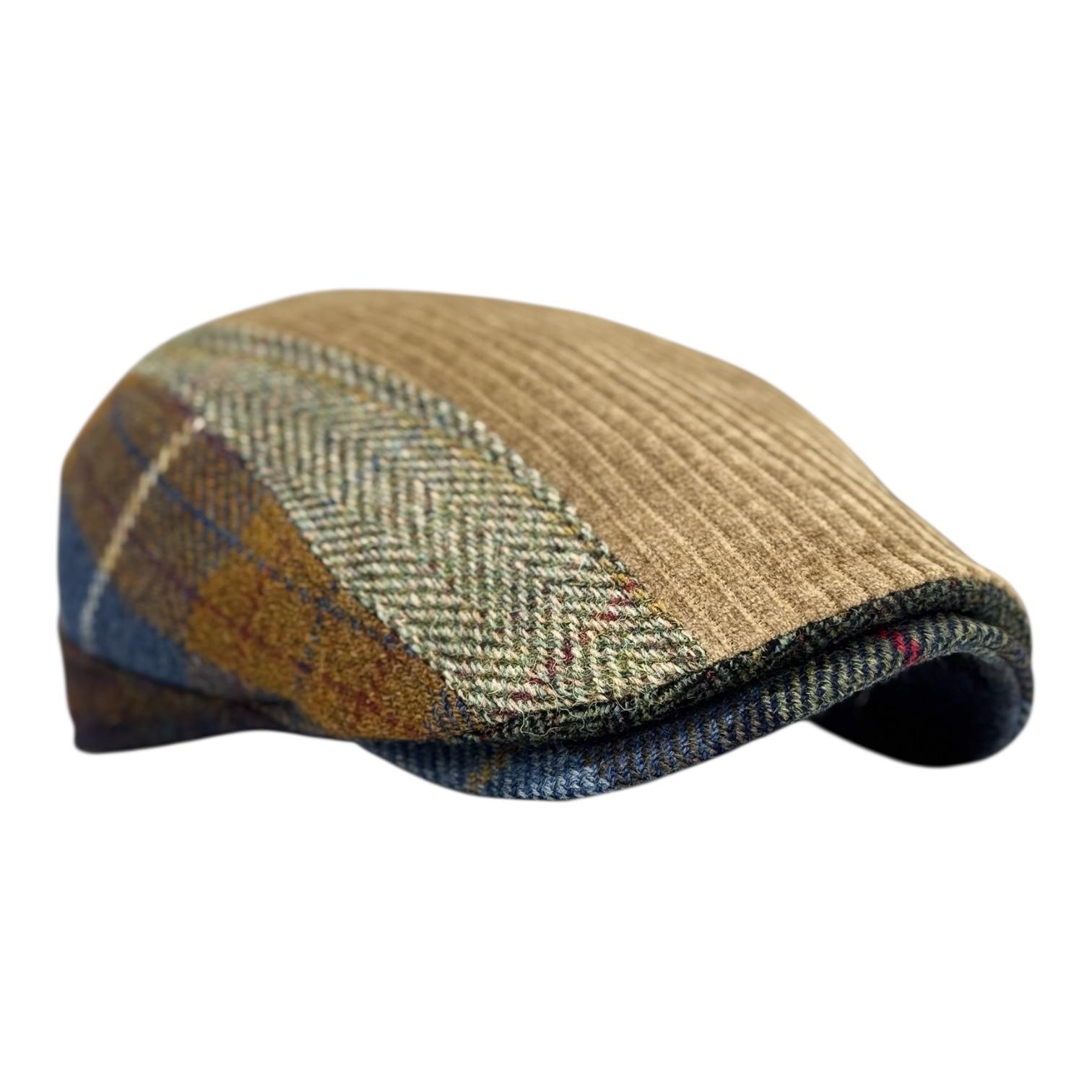 Modello Roger con tessuti in lana shetland di disegno vario per un patchwork inconfondibile abbinato ad un velluto beige mélange
