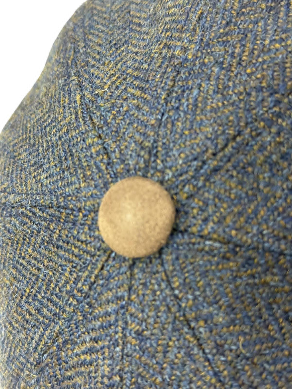 Modello Dublino in finissimo tessuto spinato shetland su tonalità blu beige mélange e inserti in alcantara