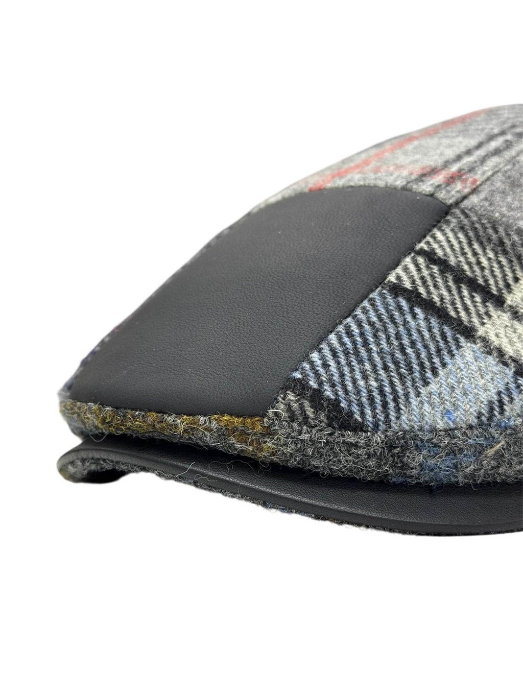 Modello London Conte in tessuto shetland patchwork con fascetta e visiera in vera pelle nappa