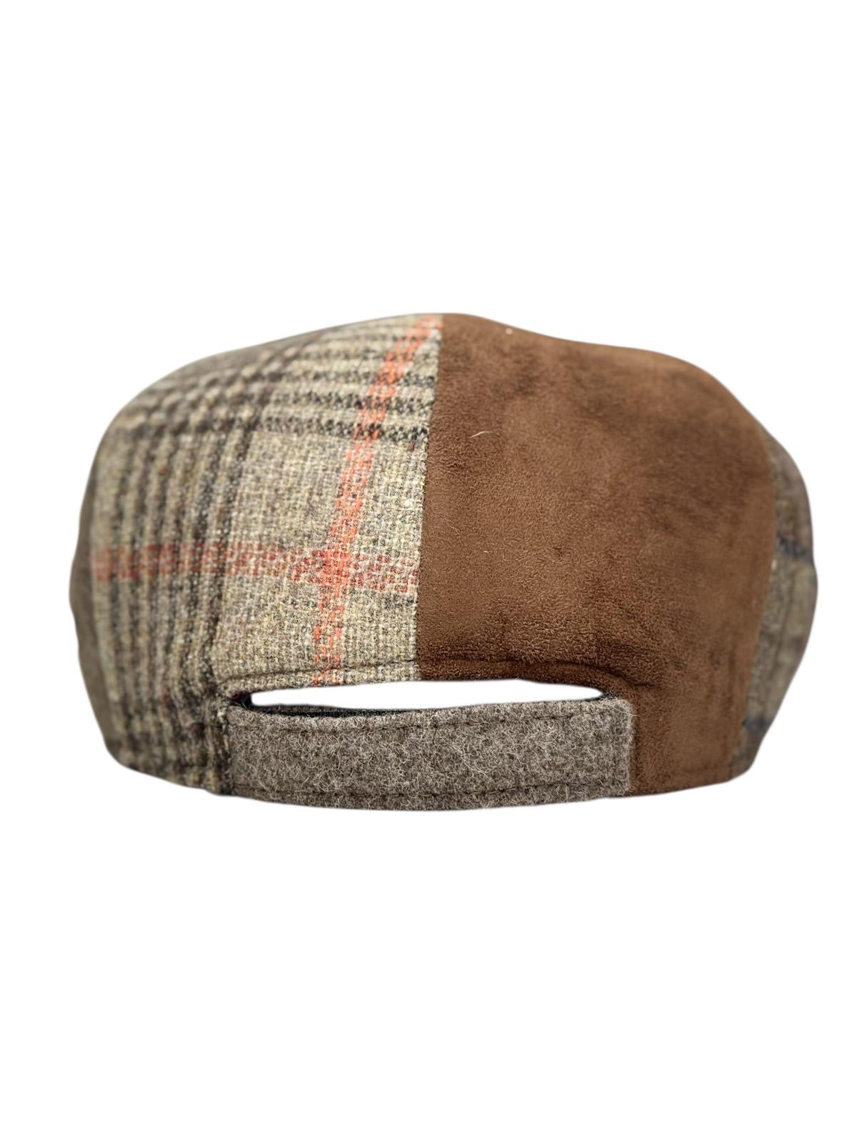 Modello Cork patchwork in tessuti lana shetland con tonalità autunnali sul colore beige ben assortiti e con il particolare regolatore posteriore per una calzata equilibrata