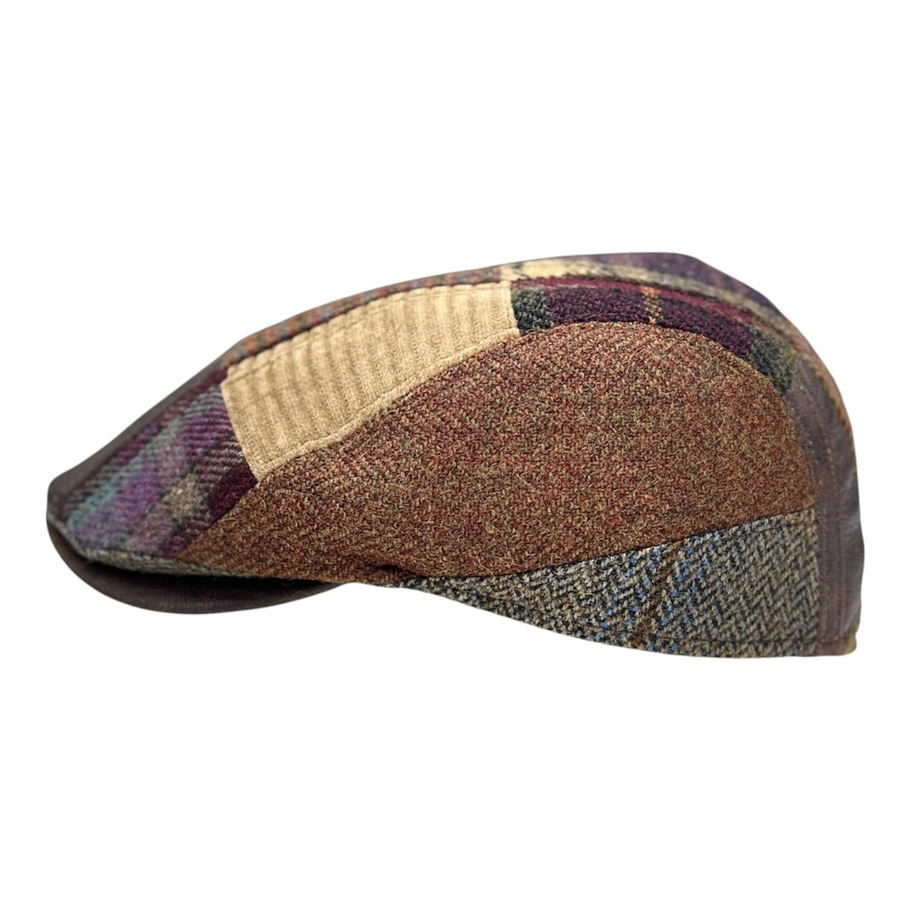 Modello Roger in un particolare patchwork di lane shetland e vara pelle, un abbinamento che rende il berretto esclusivo ed iconico