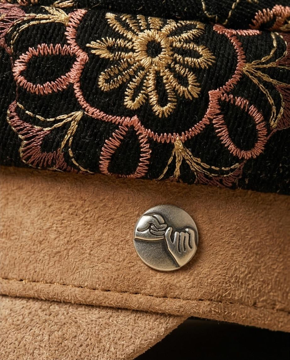 Modello Stewart in velluto ricami floreali e vera pelle scamosciata beige