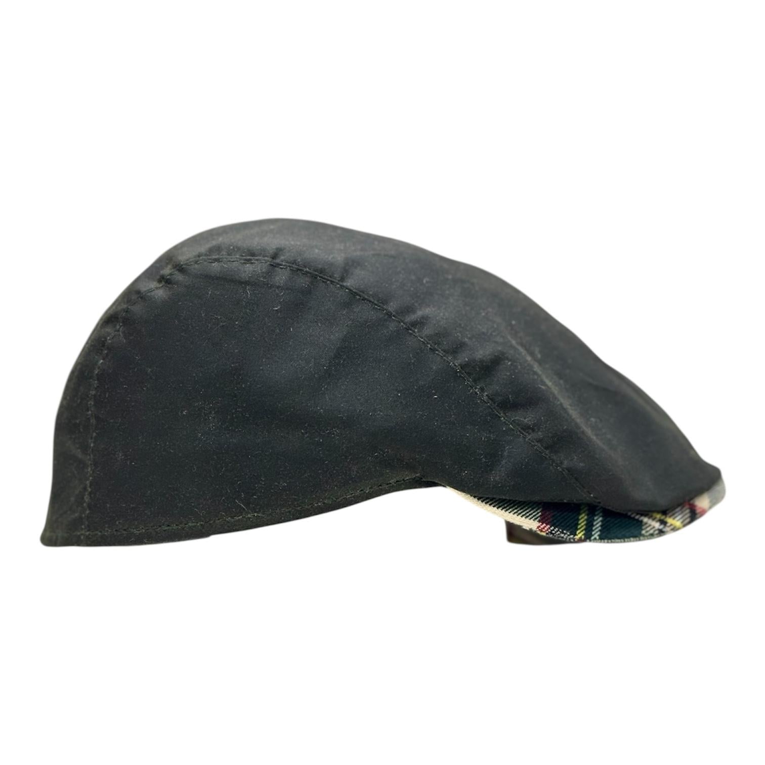Modello Liverpool con coprinuca in tessuto impermeabile originale Barbour inglese di colore verde. Con visiera e copriorecchie in tessuto lana. Interno del copri orecchie in calda microfibra nera