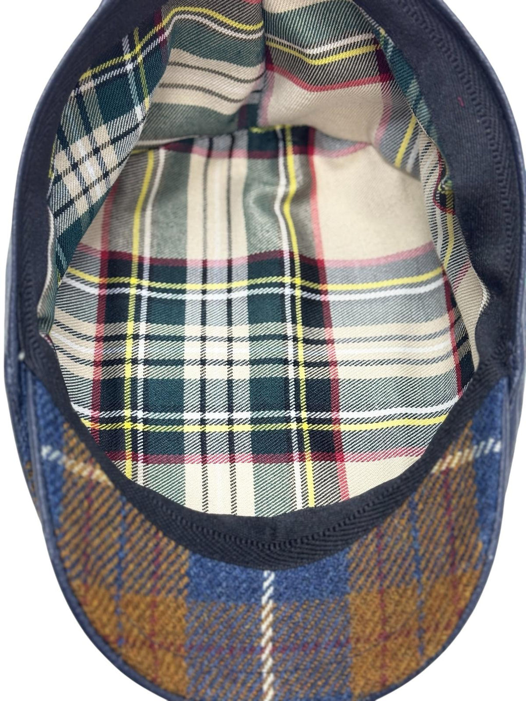 Modello Roger in pelle morbidissima di colore blu con inserti in tessuto in lana shetland a quadri