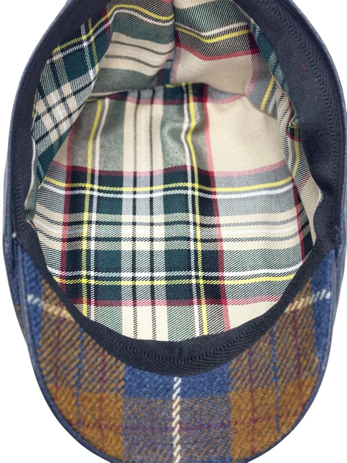 Modello Roger in pelle morbidissima di colore blu con inserti in tessuto in lana shetland a quadri