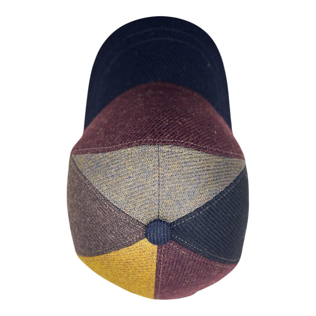 Modello baseball mezza luna con diversi colori di tessuto shetland rigato con comodo regolatore posteriore per una vestibilita’ più confortevole