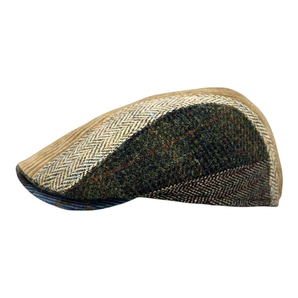 Modello Roger con tessuti in lana shetland di disegno vario per un patchwork inconfondibile abbinato ad un velluto beige mélange