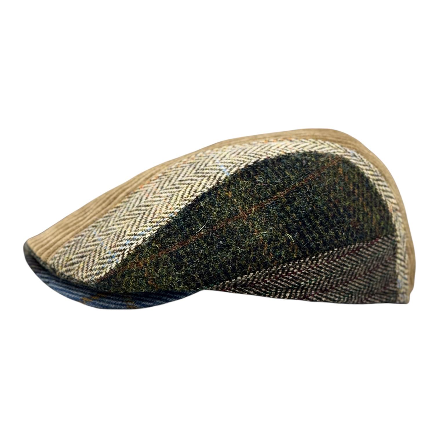 Modello Roger con tessuti in lana shetland di disegno vario per un patchwork inconfondibile abbinato ad un velluto beige mélange
