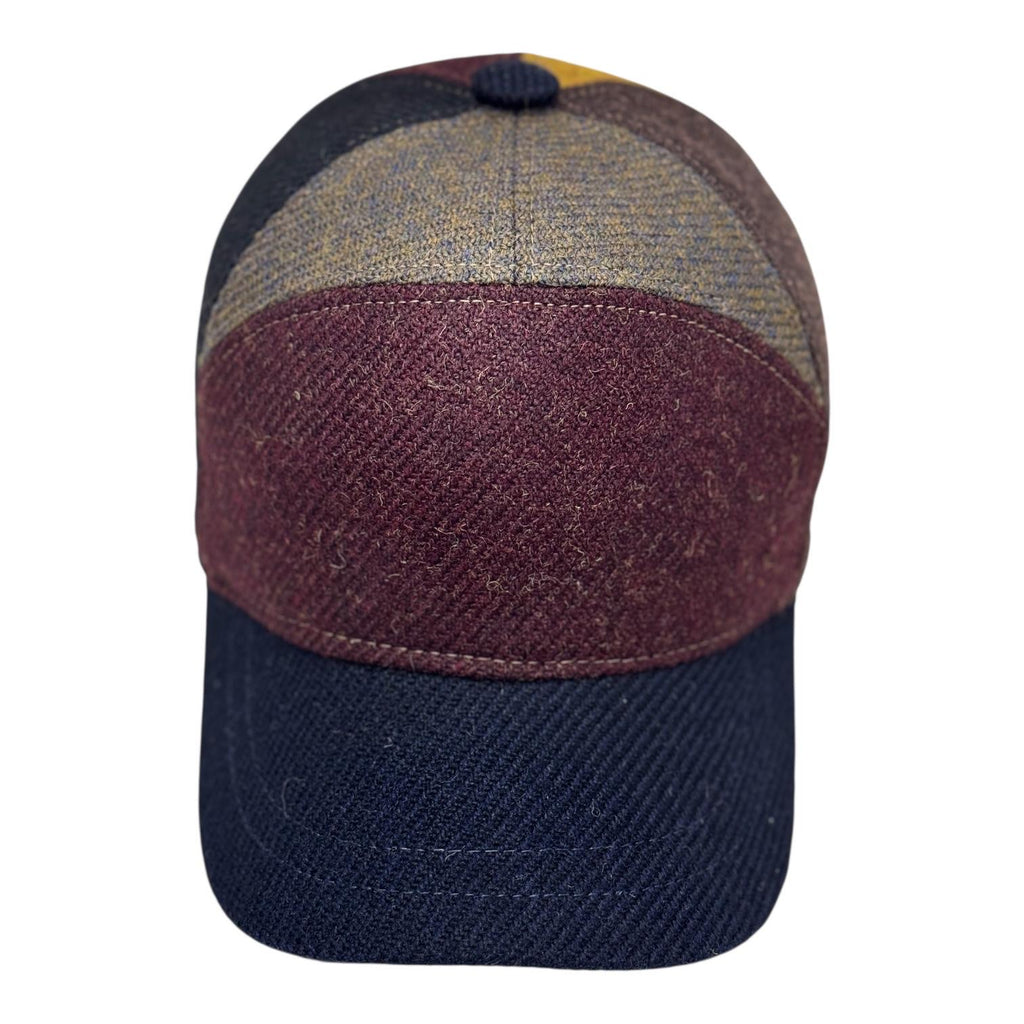 Modello baseball mezza luna con diversi colori di tessuto shetland rigato con comodo regolatore posteriore per una vestibilita’ più confortevole