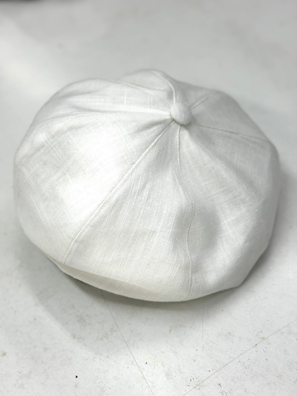 Modello basco large in lino bianco