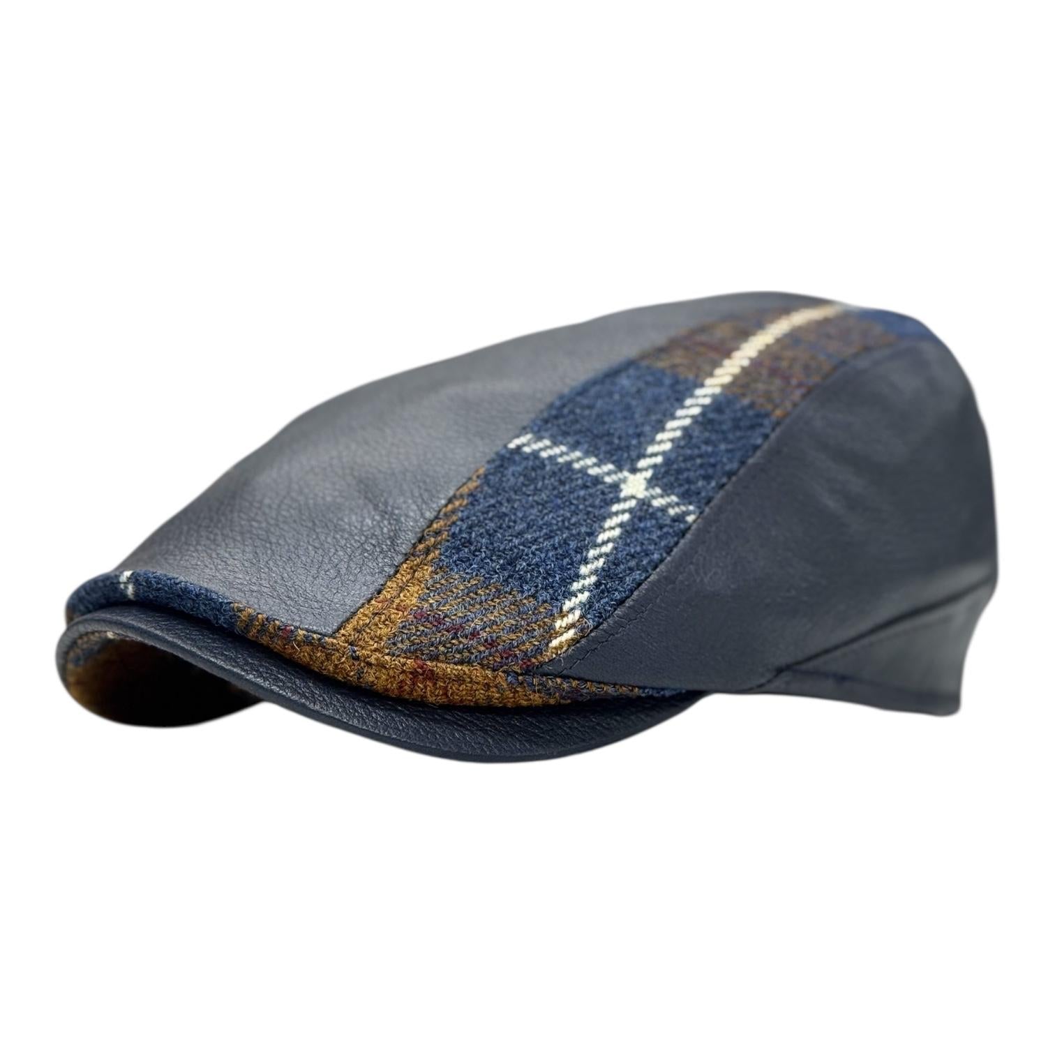 Modello Roger in pelle morbidissima di colore blu con inserti in tessuto in lana shetland a quadri