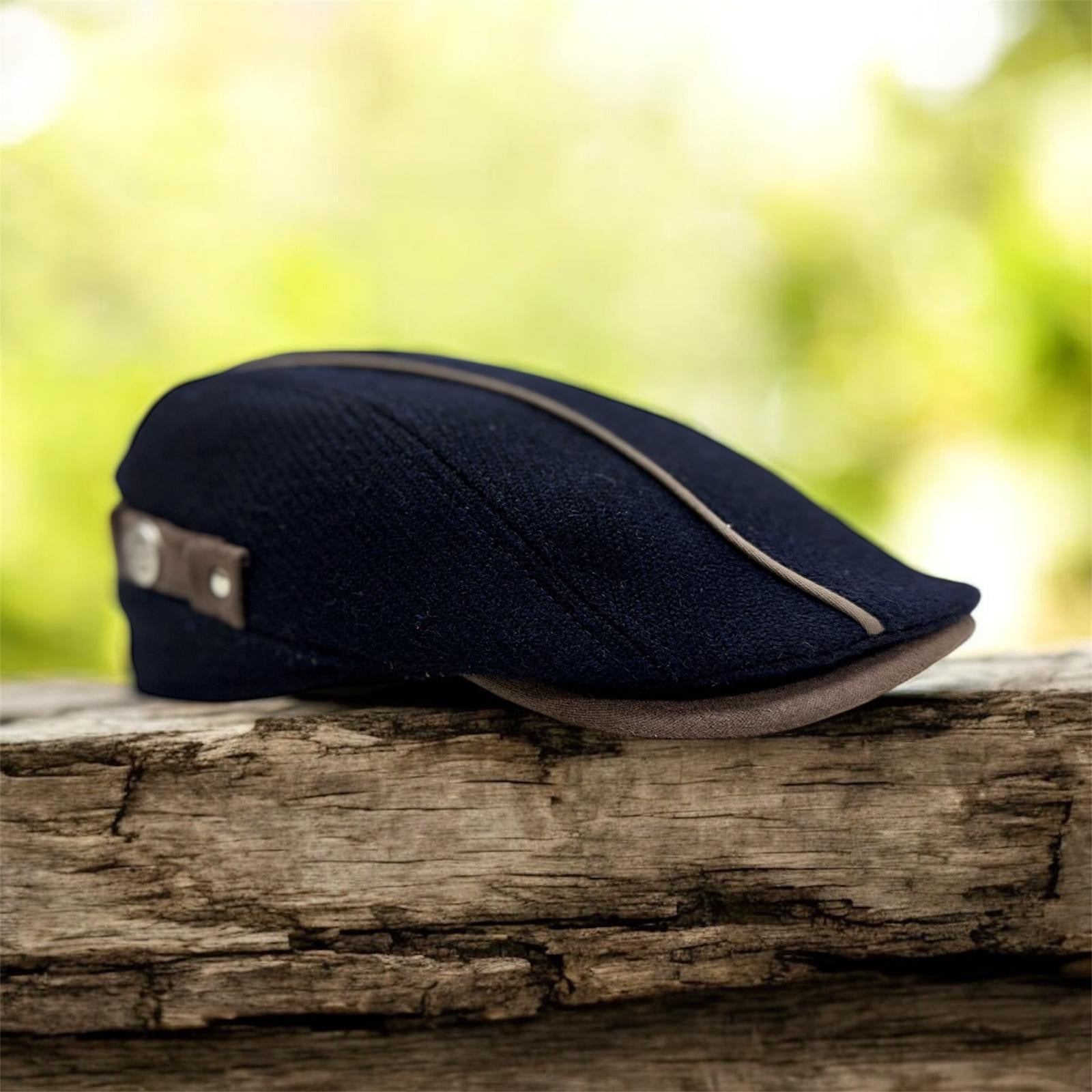 Modello Roger in shetland blu e inserti in alcantara. Stile e raffinatezza
