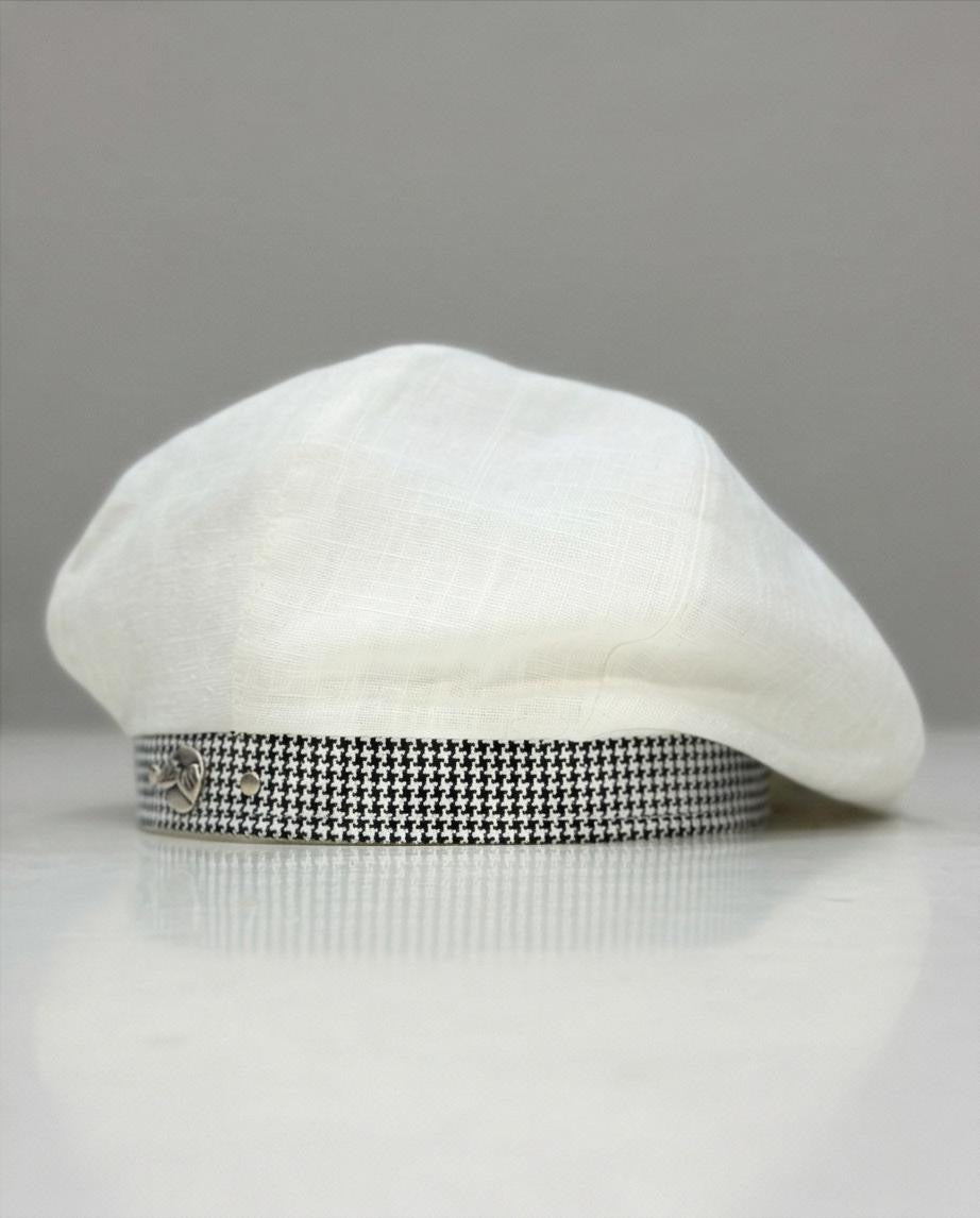 Modello basco large in lino bianco