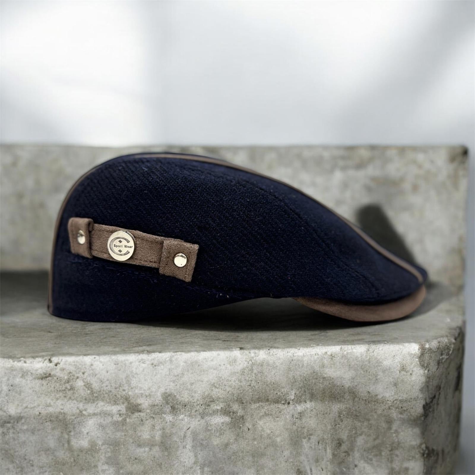 Modello Roger in shetland blu e inserti in alcantara. Stile e raffinatezza